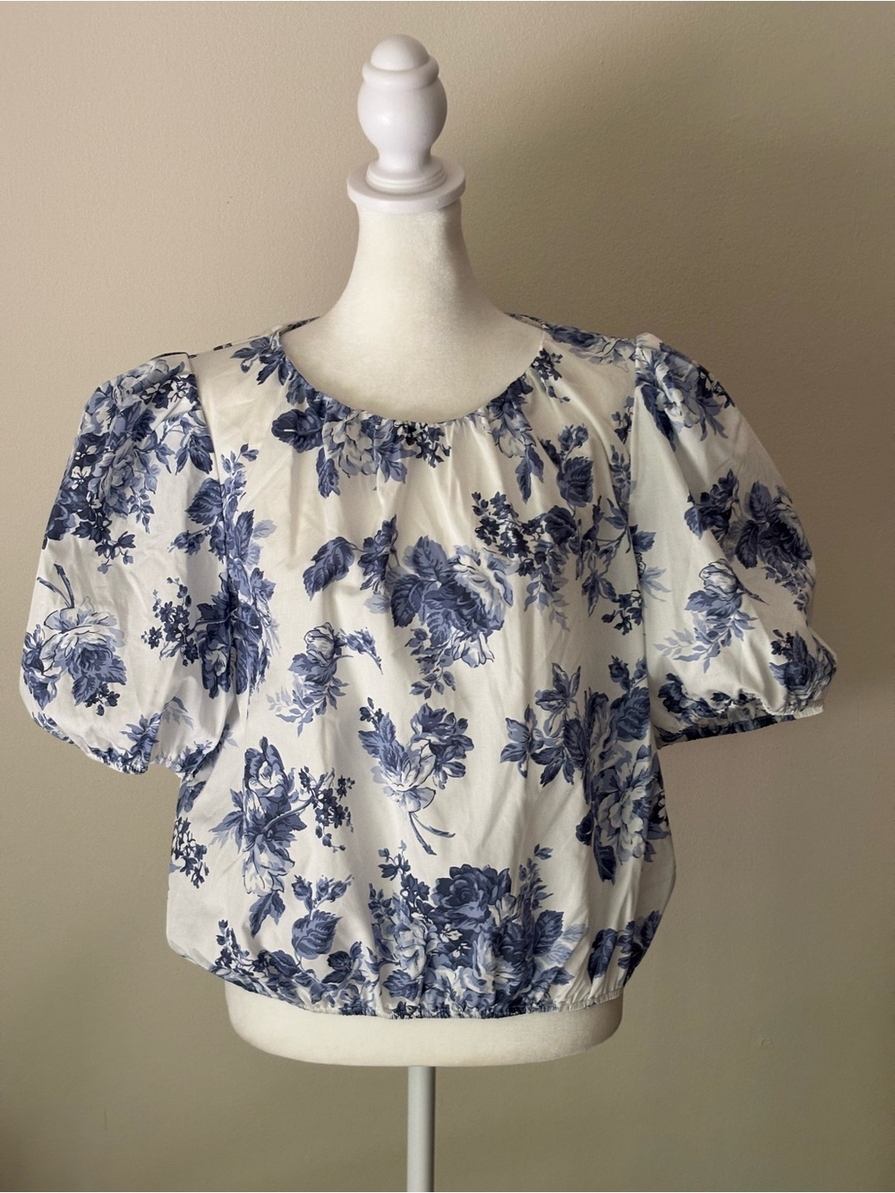 Elite Tahari White Top with Blue Floral Print and Puff Sleeves